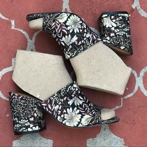 Urban Outfitters trendy floral/tapestry mules Sz 6